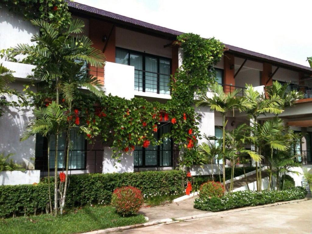 Ban Na PhoWassana Sitdharma Guesthouse的一座建筑,上面有一大堆红花