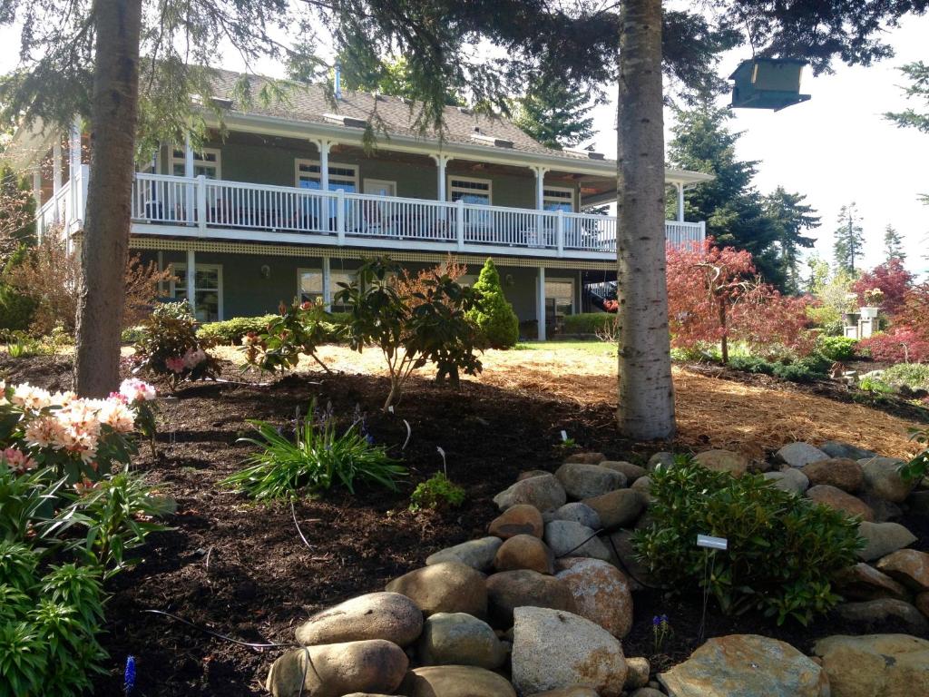RoystonLittle Bear Garden View Suites-Hummingbird的一座大房子,有一个岩石庭院