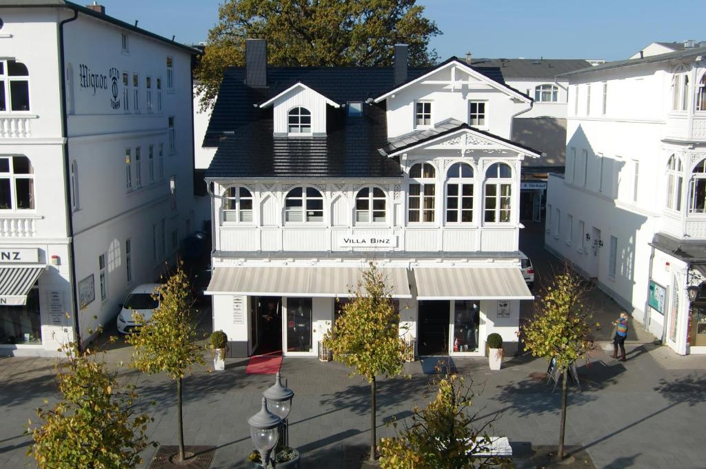宾茨Villa Binz - Apt. 05的享有白色建筑和商店的顶部景色