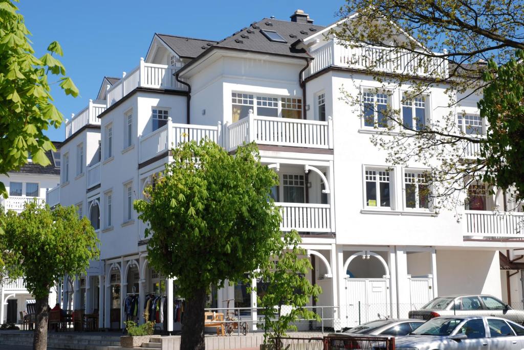 宾茨"Villa Laetitia" - WG 15 - zentral, strandnah, 2 Balkone的一座大型白色建筑,设有阳台