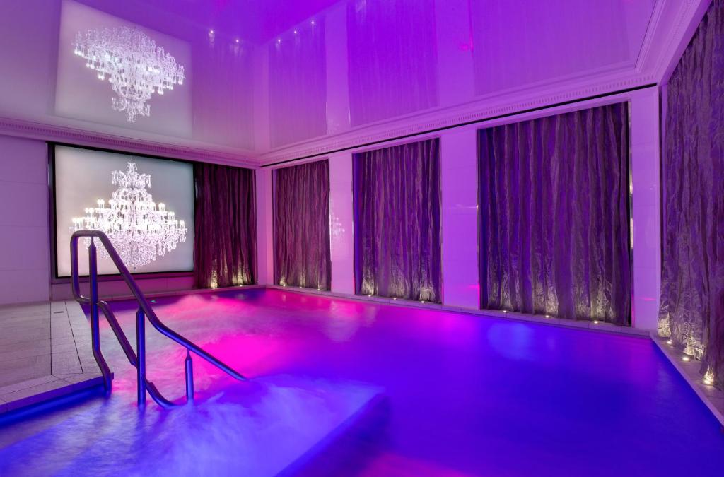 巴黎奥斯曼别墅酒店的紫色灯光客房内的游泳池