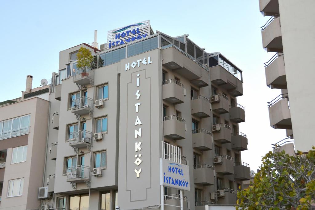 库萨达斯伊斯坦科酒店的建筑的一侧有酒店标志
