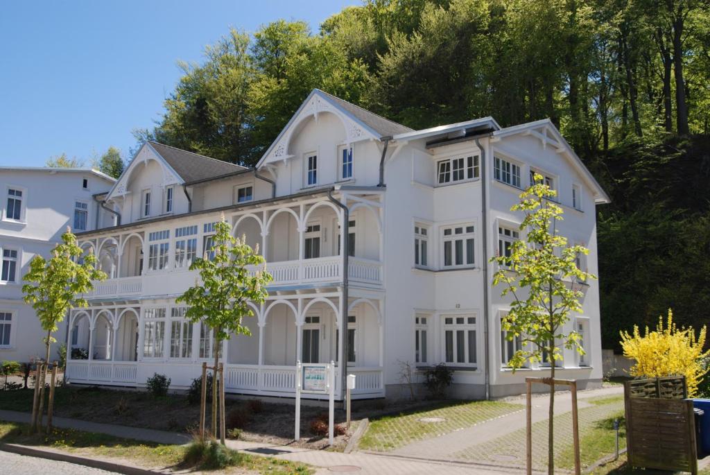 宾茨OSTSEELOFT BINZ - Villa Amanda WG 08的前面有树木的大白色房子