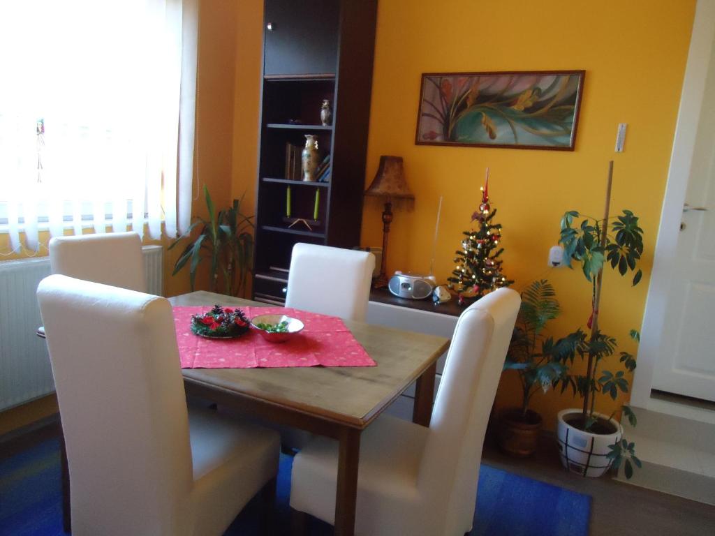 弗尔尼亚奇卡矿泉镇斯维特拉娜旅馆的用餐室配有桌椅和圣诞树