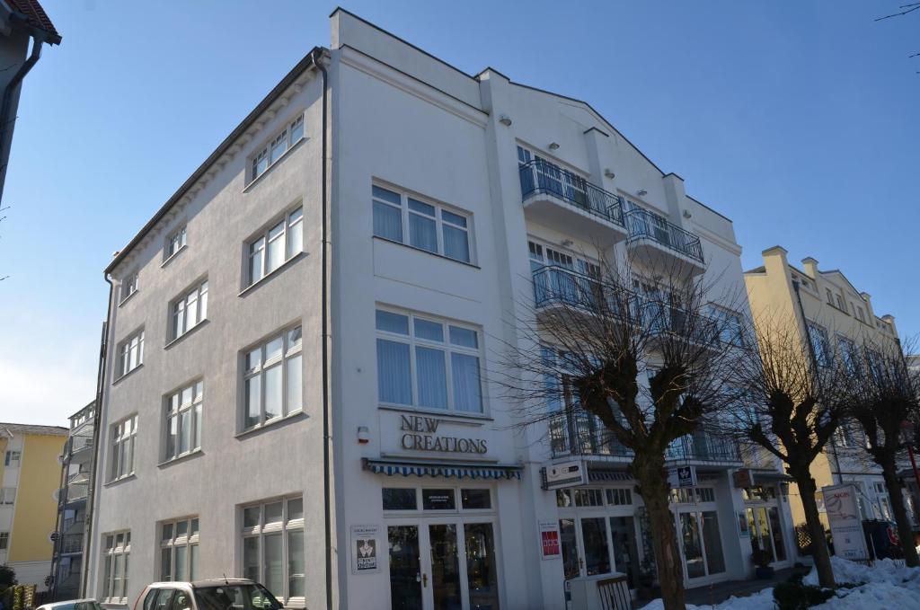 宾茨Apartmenthaus Jahreszeiten - Meerblick-Fewo 28的一条城市街道上的白色大建筑