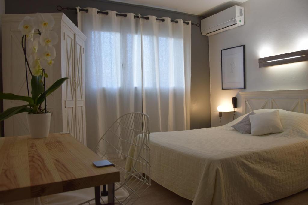 利勒鲁斯雷格丽朗酒店的一间卧室配有一张床、一张桌子和一个窗户。