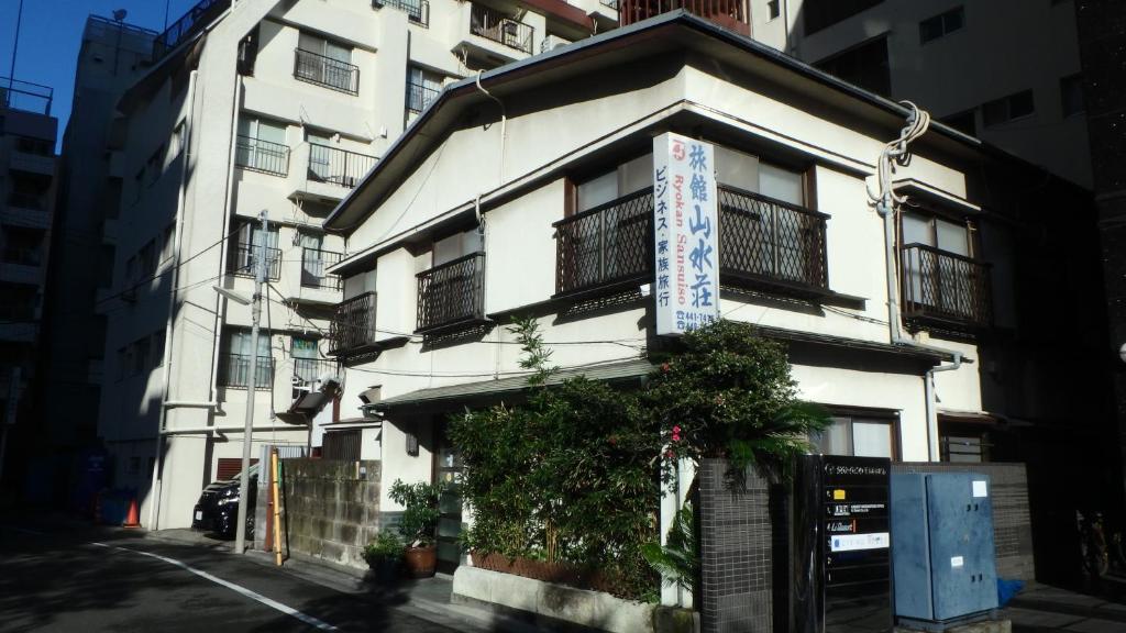 东京山水庄日式旅馆的白色的建筑,旁边标有标志