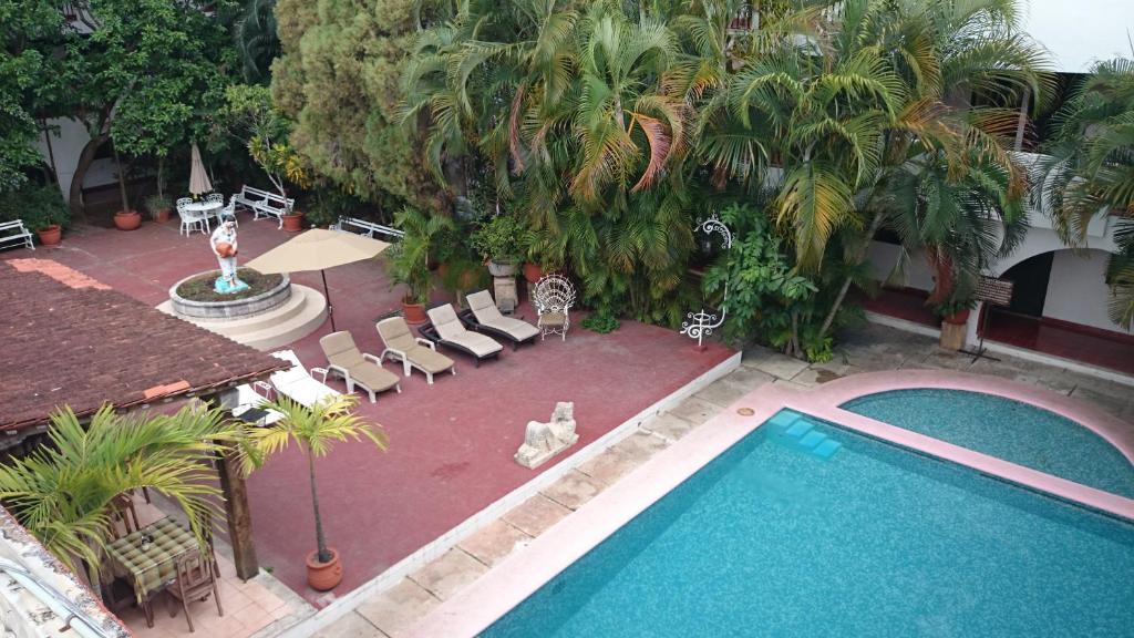 巴利亚多利德Hotel San Clemente的享有棕榈树庭院游泳池的顶部景致