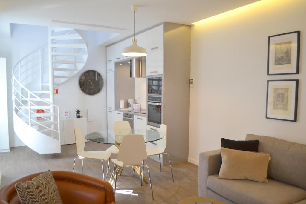里斯本TP Aqueduto Lisbon House的客厅配有沙发和桌子