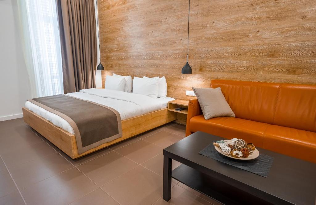 第比利斯Luxury Apartments on Central Avenue的酒店客房,配有床和沙发