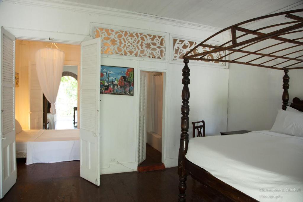 雅克梅勒Hotel Florita的一间卧室设有一张床和一个开放式门廊
