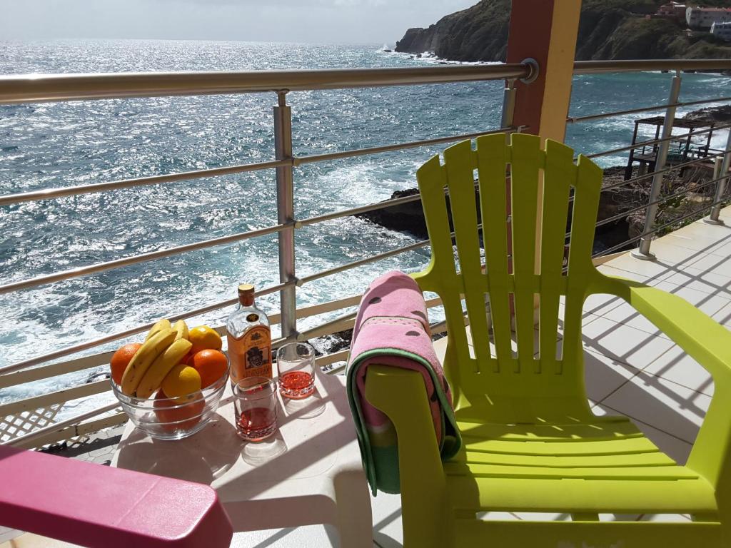 菲利普斯堡海洋海岸酒店的游轮上两张椅子和一张带水果的桌子