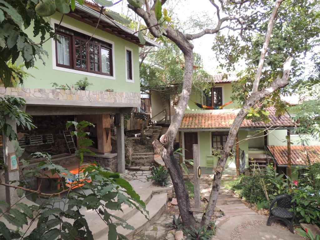 伦索伊斯Canto Verde Pousada的前面有一棵树的房子