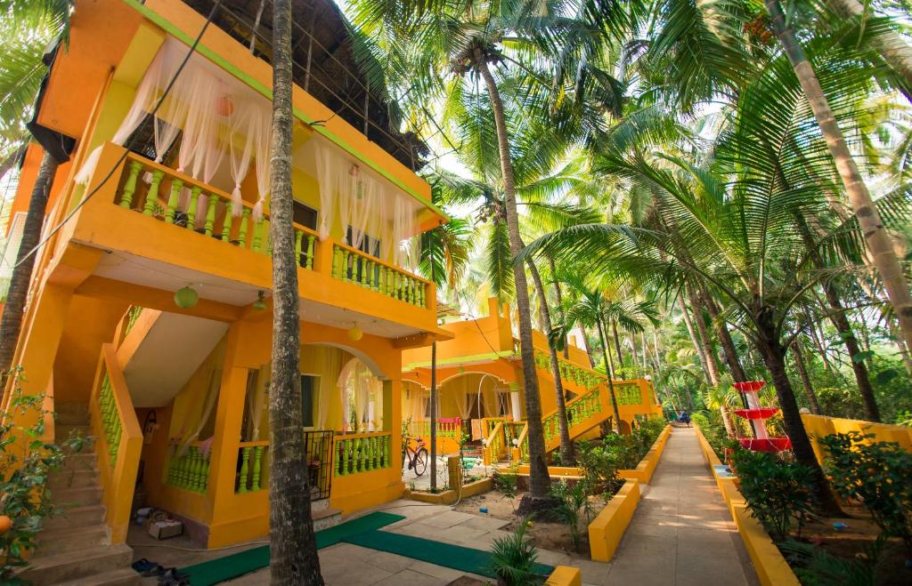 莫尔吉姆Orange Villa的一座棕榈树的黄色建筑