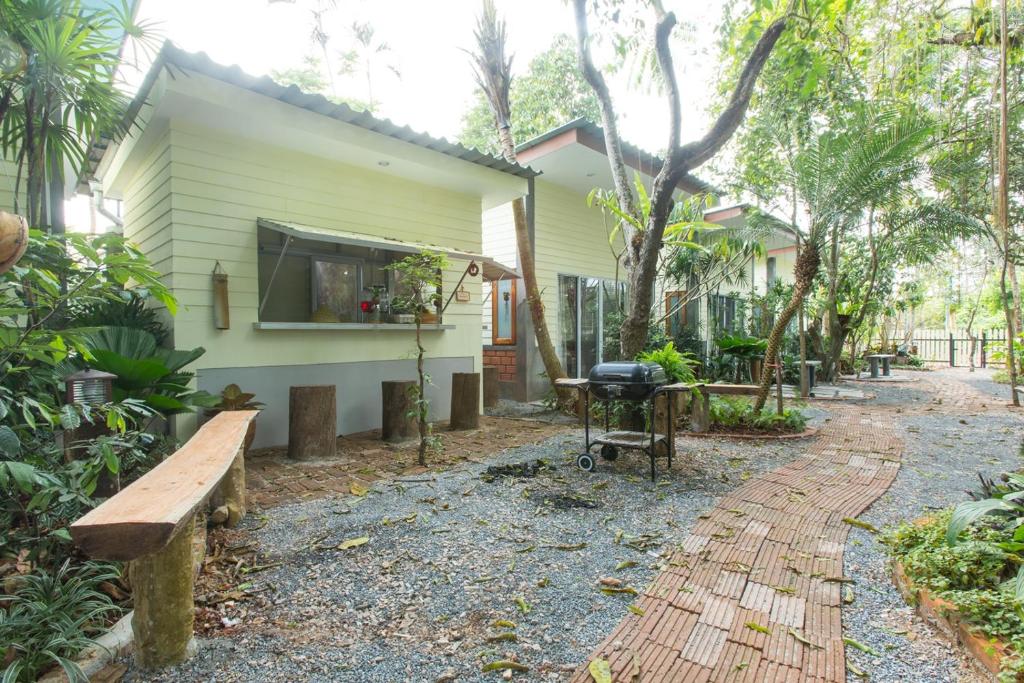 董里皮斯小屋度假村的后院,带长凳、烧烤架和房子