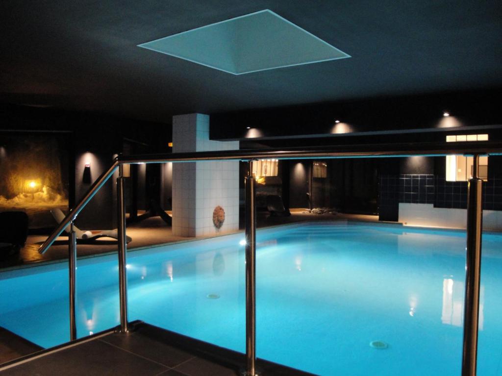 里雾诗夏乐特杜博斯酒店的一座大楼里的一个大型游泳池