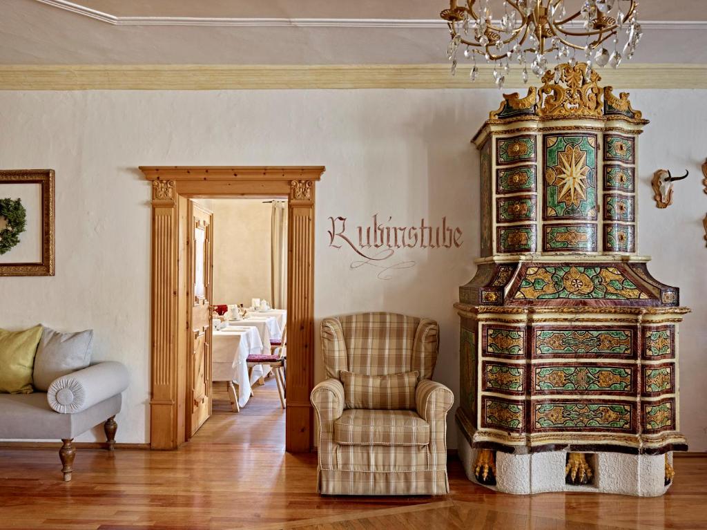 卡瓦莱塞伊克斯西尔浪漫酒店的客厅配有椅子和梳妆台