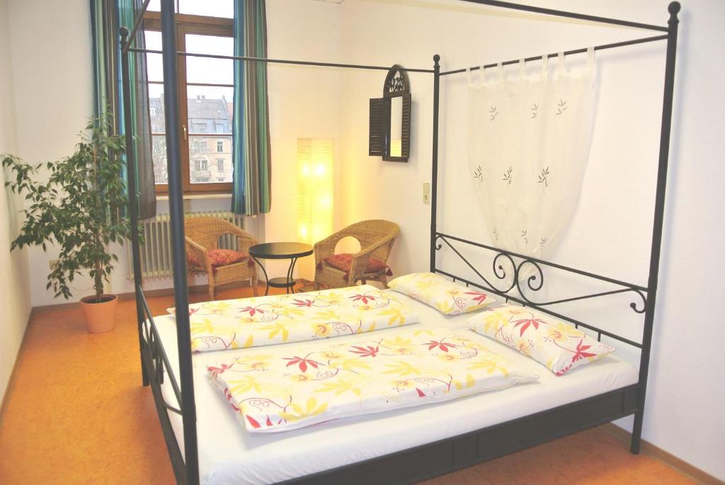 海德堡斯海德堡斯特菲旅舍的一间卧室配有带四个枕头的床
