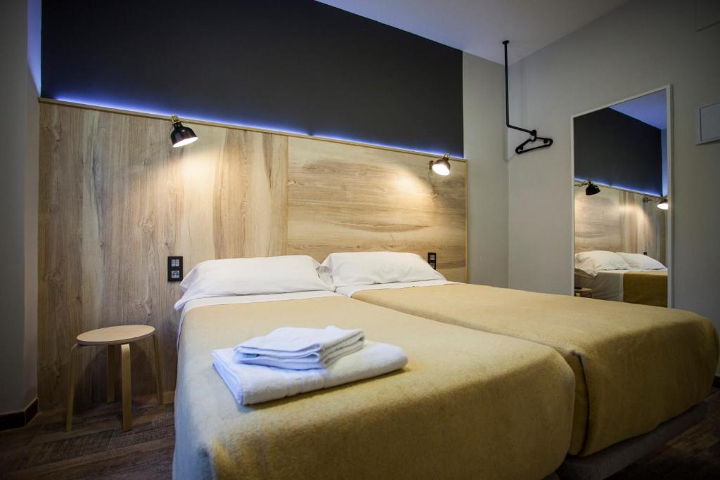 马德里CC Atocha的一间卧室配有一张大床和毛巾