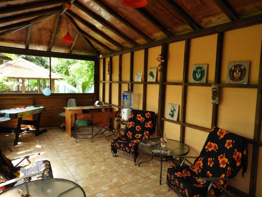 安加罗阿阿娜吉娜小屋旅馆的一间房间,配有椅子和桌子