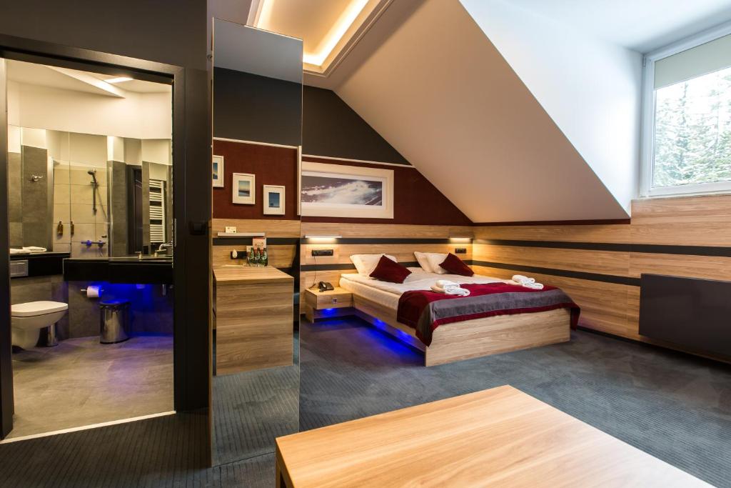 卡尔帕奇Villa Winterpol的一间卧室设有一张床和一间浴室。