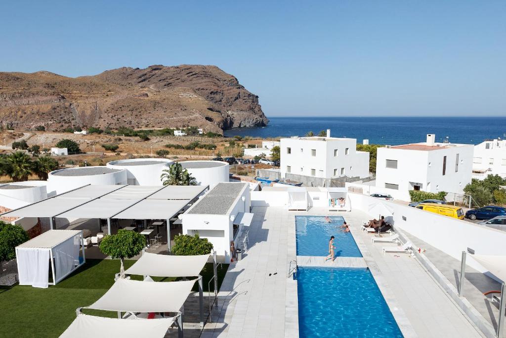 拉斯内格拉斯卡拉格兰德卡博德佳塔水疗酒店的享有带游泳池的度假村景致