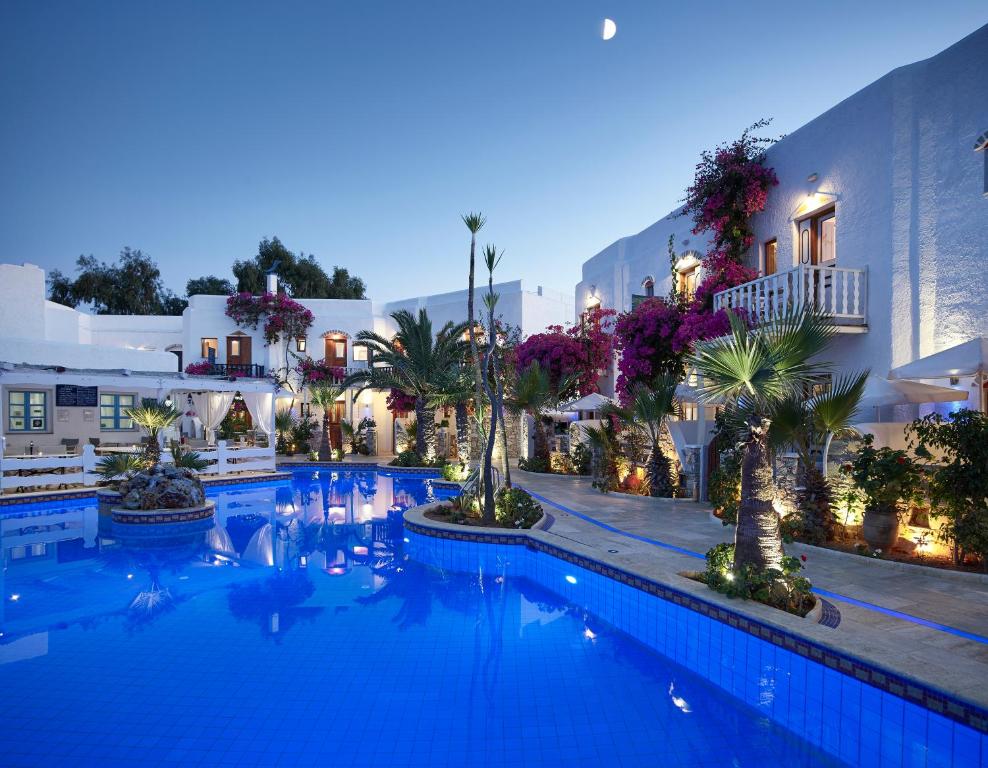 乔拉弗雷恩多斯魄力坎迪亚酒店的一座棕榈树和建筑的大型游泳池