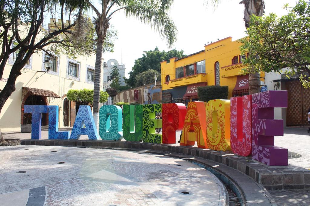 瓜达拉哈拉Luxury Department Tlaquepaque的街道上写有哈瓦那字的标志