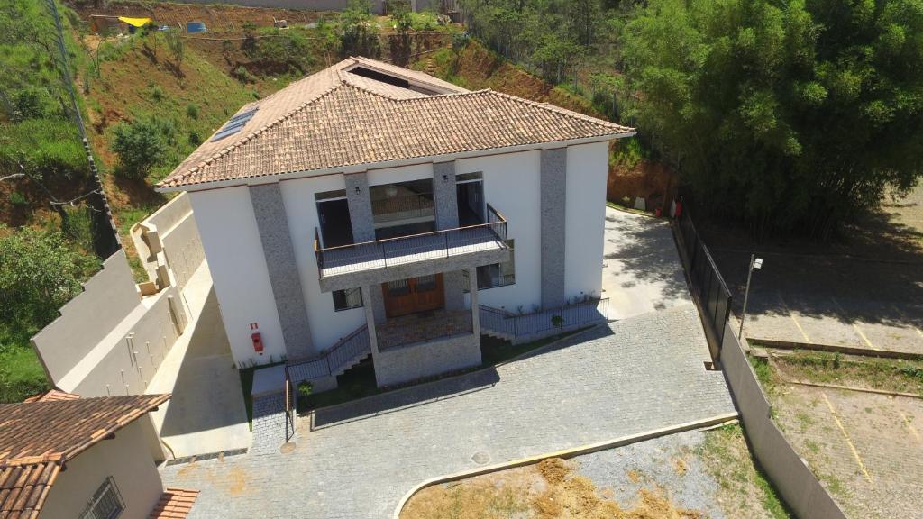 马里亚纳Pousada Primaz de Minas的享有白色小房子的顶部景色
