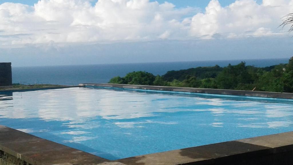 乌鲁瓦图绿碗海滩别墅的一座背景海洋的游泳池