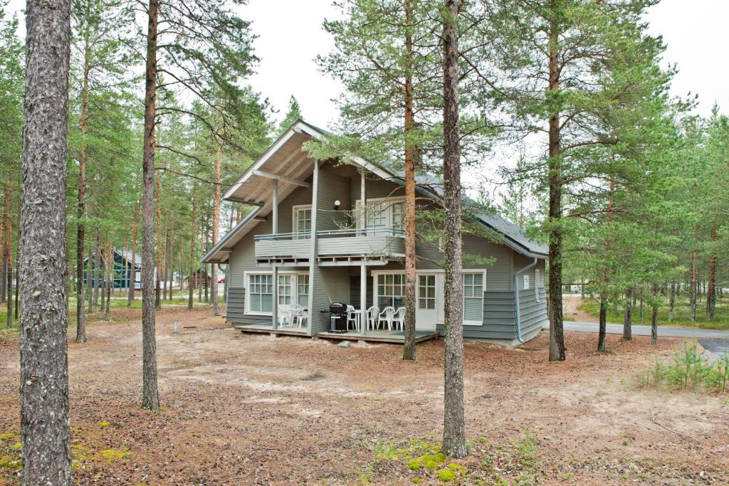 卡拉约基Holiday Club Kalajoki Cottages的森林中的一个绿色房子