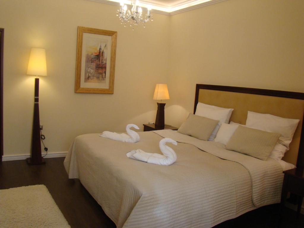 塔尔努夫Ricardpol Noclegi的卧室的床上有两条天鹅绒毛巾