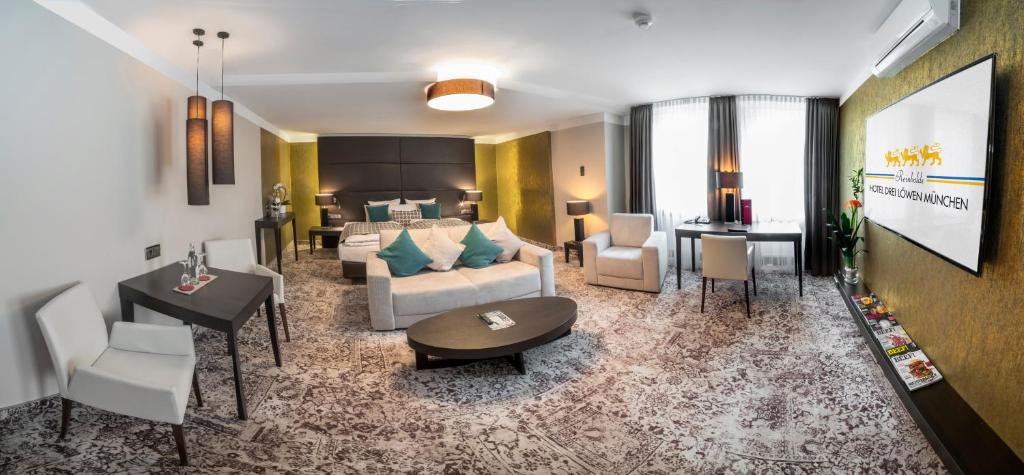 慕尼黑德瑞洛温酒店的客厅配有沙发和桌子