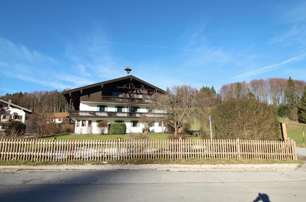 基姆高地区阿绍Gschwendtnerhof的前面有木栅栏的房子