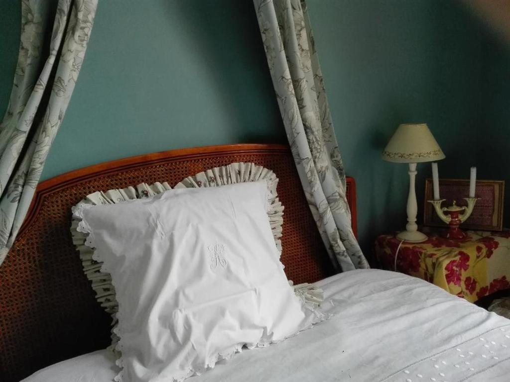 阿尔勒维哥波恩德B&B酒店的一张带木制床头板和白色枕头的床