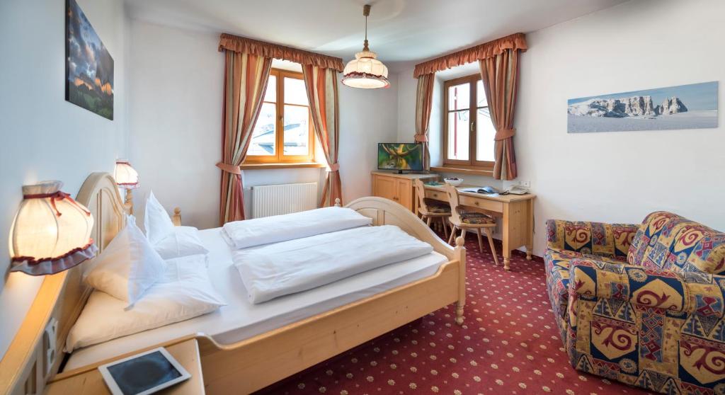 卡斯特尔罗托图拉姆酒店的配有一张床和一张书桌的酒店客房