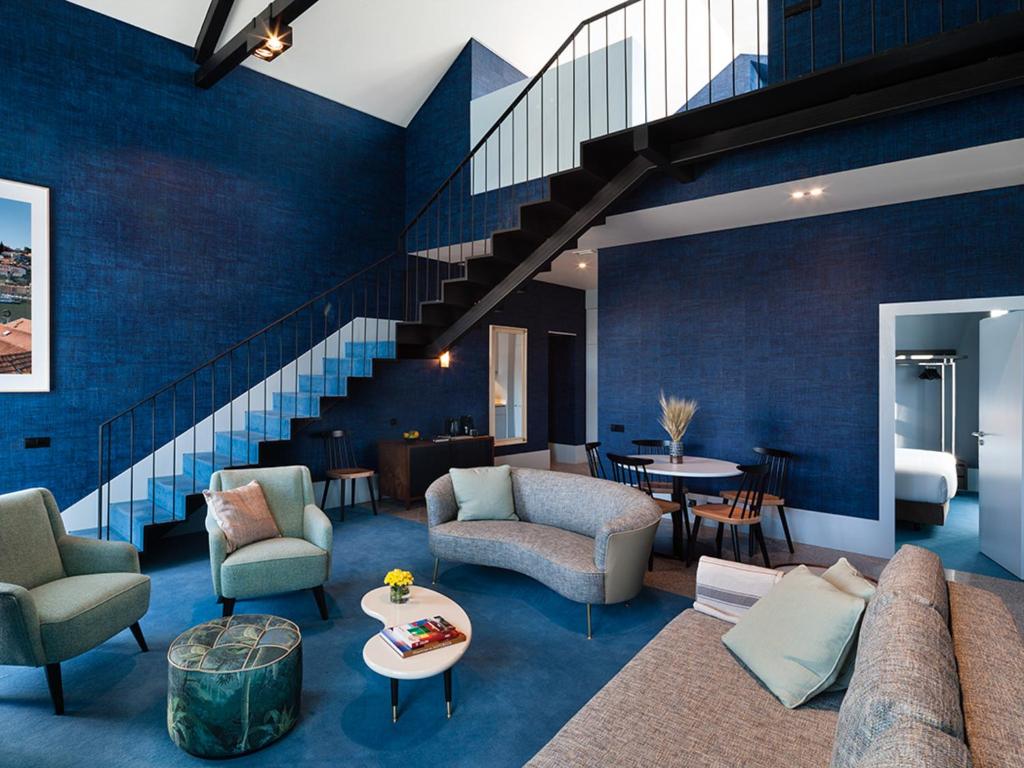 波尔图阿尔克凯里公寓的带沙发和椅子的客厅以及楼梯。