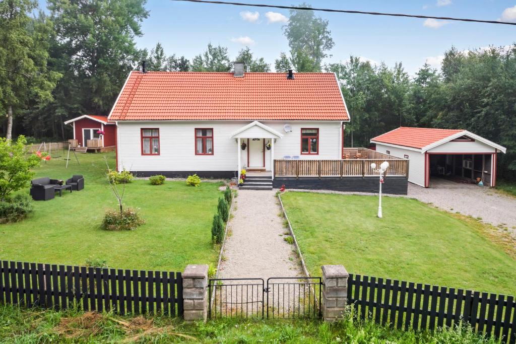埃克舍Ferienhaus am Mycklaflon的一间白色的小房子,有红色的屋顶