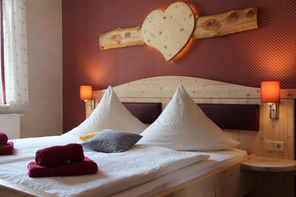 约翰乔治城Landhaus Sonnentau的一间卧室配有一张带两个枕头的床