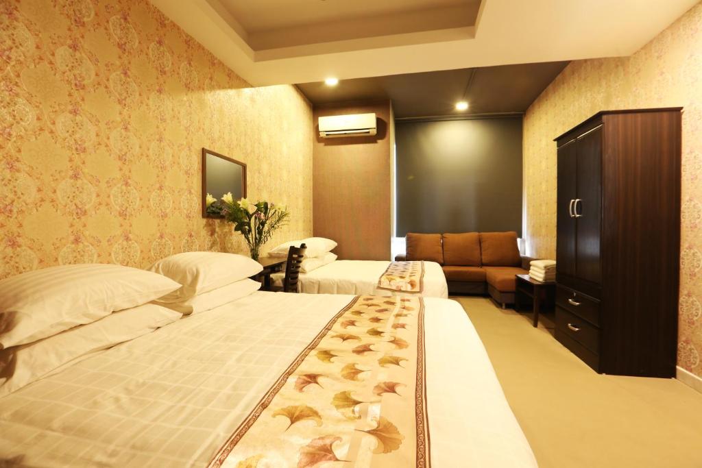 黑风洞士拉央SK民宿的酒店客房,设有两张床和一张沙发