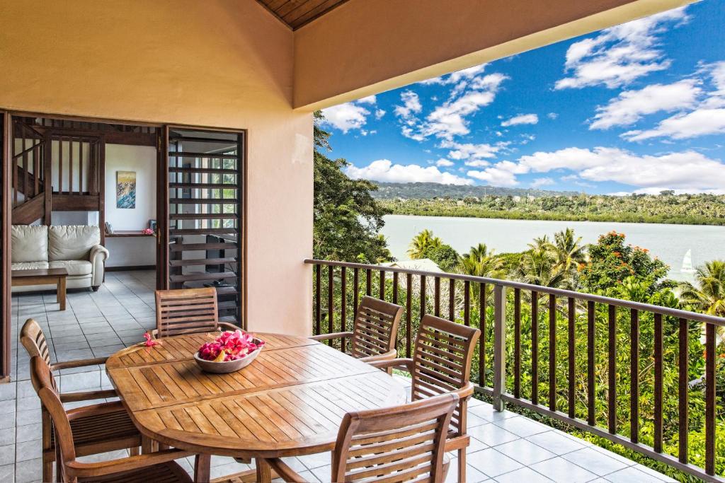 维拉港泻湖上的罂粟酒店的阳台配有桌椅,享有水景。