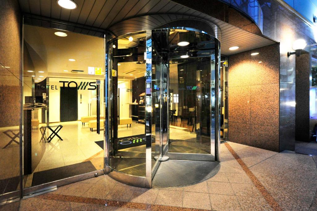 东京汤姆之家酒店 的建筑物前方有旋转门的商店