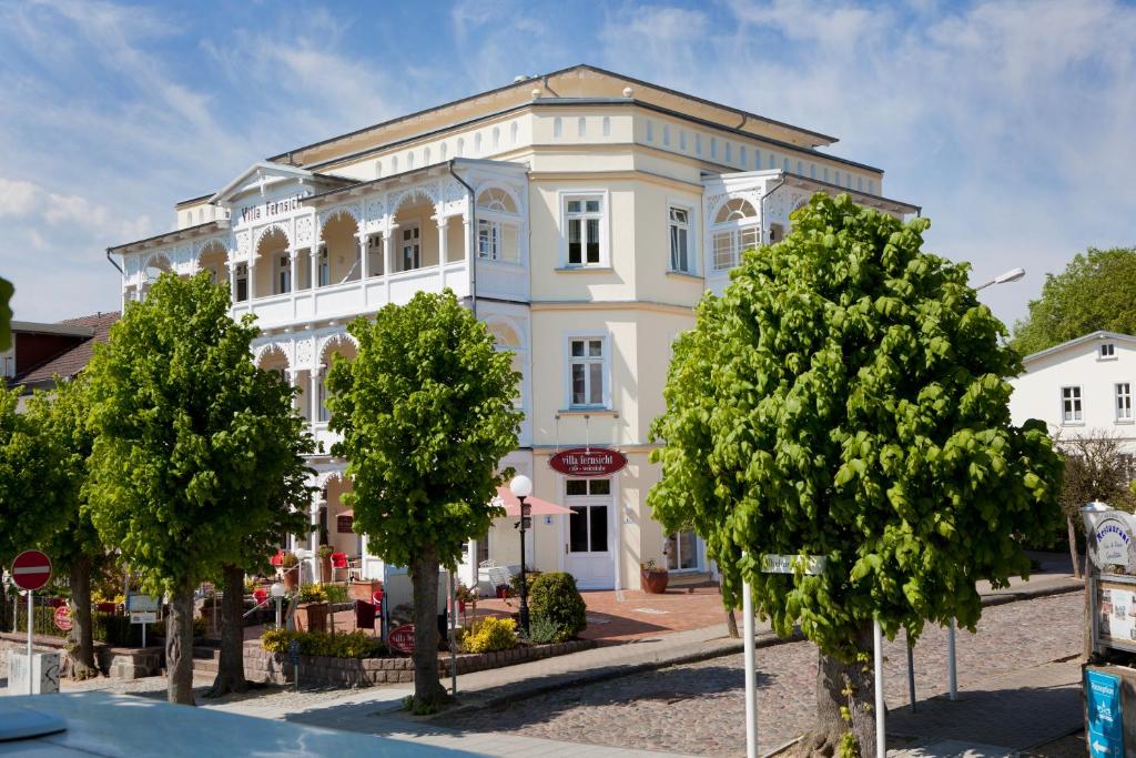奥斯赛拜-塞林Villa Fernsicht - Apt. 04的前面有树木的白色建筑