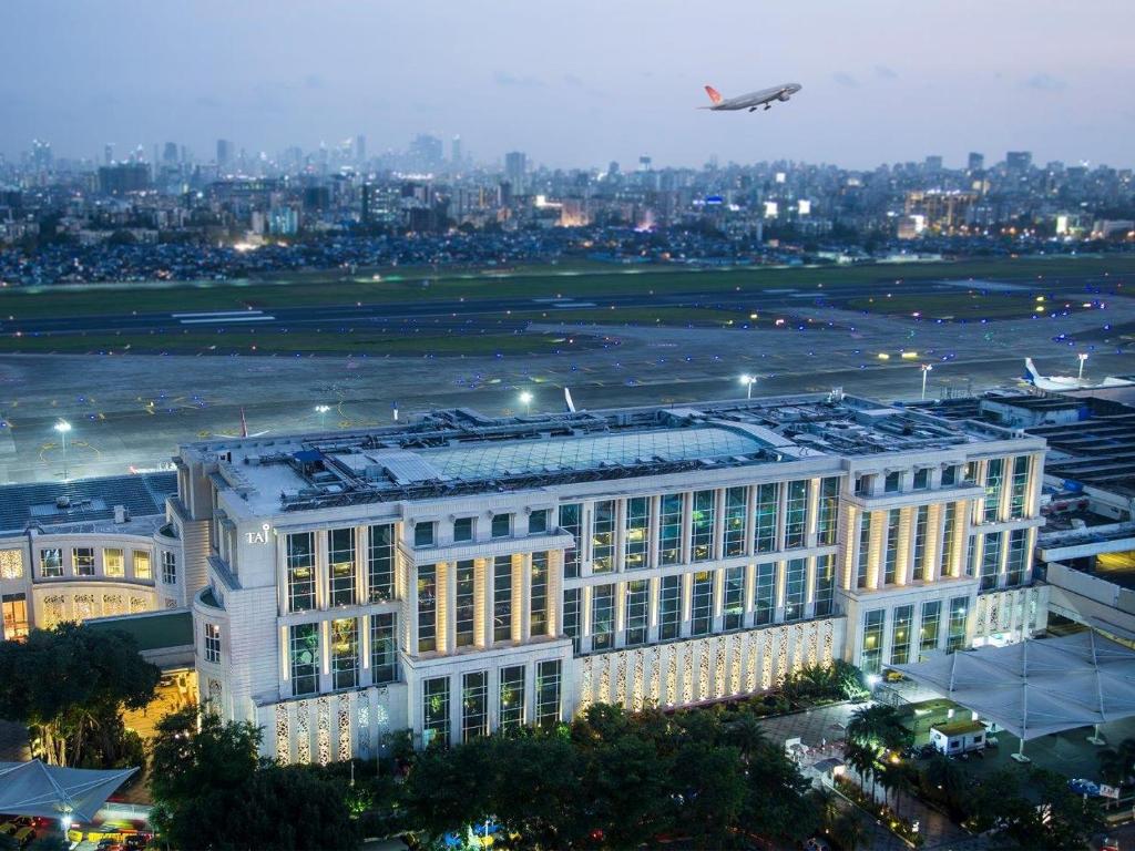 孟买泰姬陵圣克鲁斯酒店的一座大型建筑,飞机飞越机场