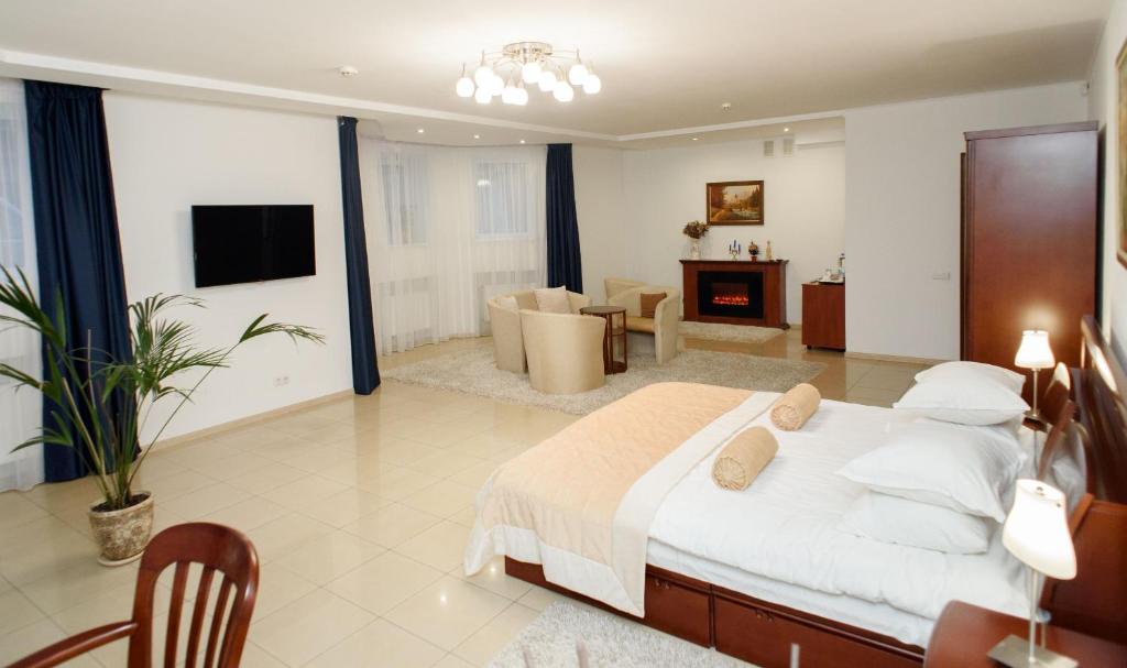 苏梅M&M公寓式酒店的一间卧室设有一张床和一间客厅。