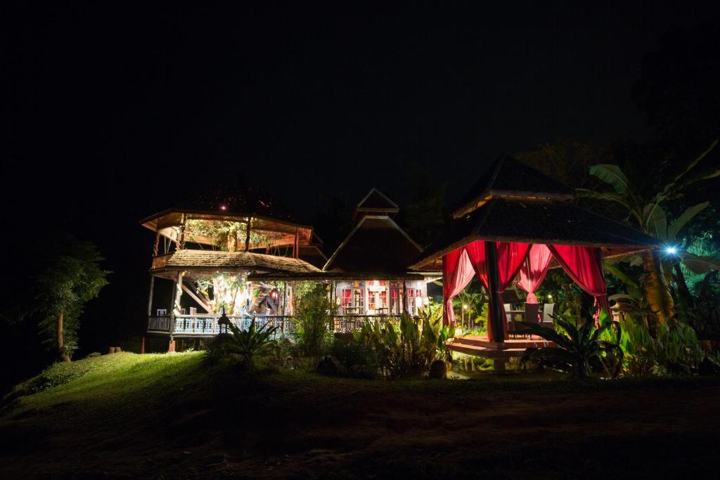 琅勃拉邦Shangri-Lao Resort的夜晚有灯的房子