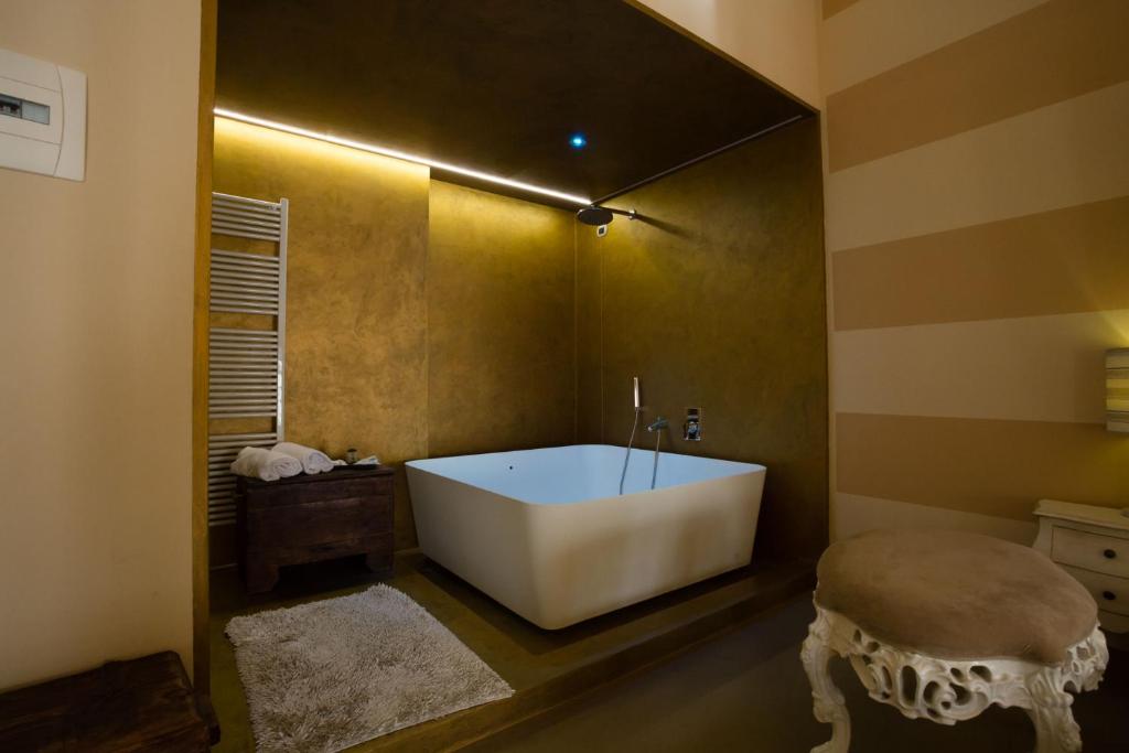 代森扎诺-德尔加达Alessi Hotel Trattoria的客房内的浴室设有大浴缸