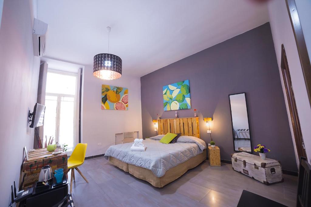 那不勒斯Le 4 Stagioni Dante's Suites H Napoli Centro, by ClaPa Group的一间卧室设有一张大床和蓝色的墙壁
