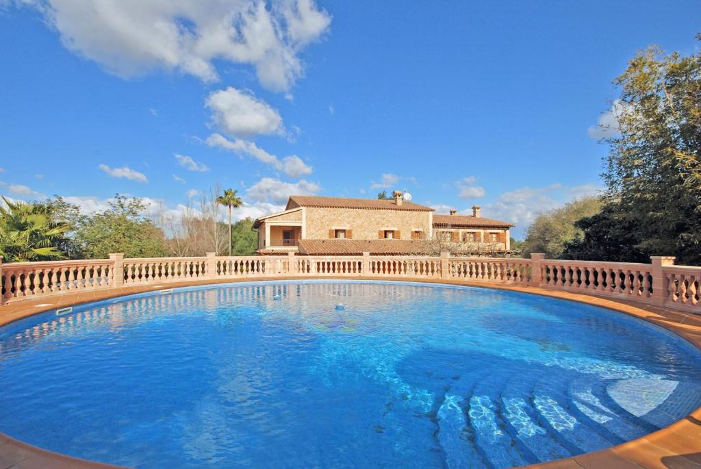 阿尔盖达Villa Cantonera的房屋前的大型游泳池