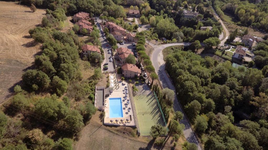 皮亚诺·德勒·皮耶韦阿西西及时行乐生活俱乐部酒店的享有带游泳池的别墅的顶部景致